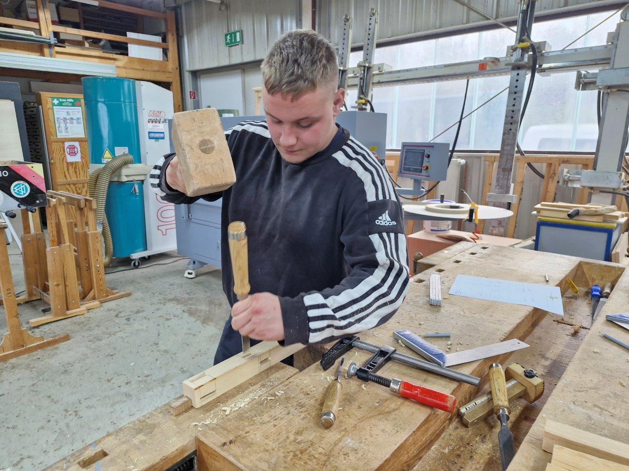 Schüler bei der Arbeit in der Werkstatt